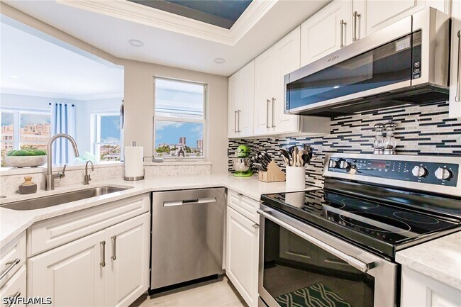 Foto del edificio - 900 Collier Ct