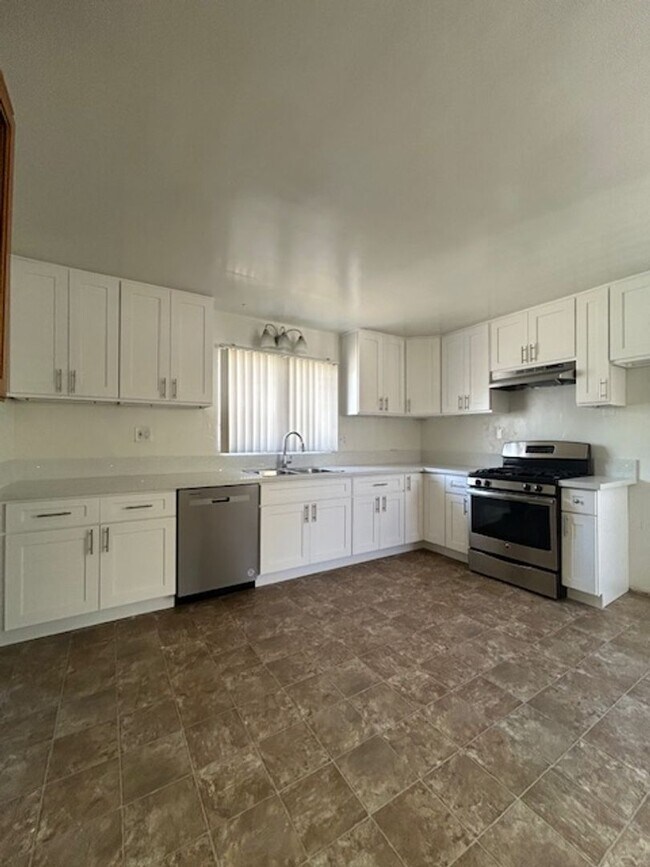 Building Photo - 1702