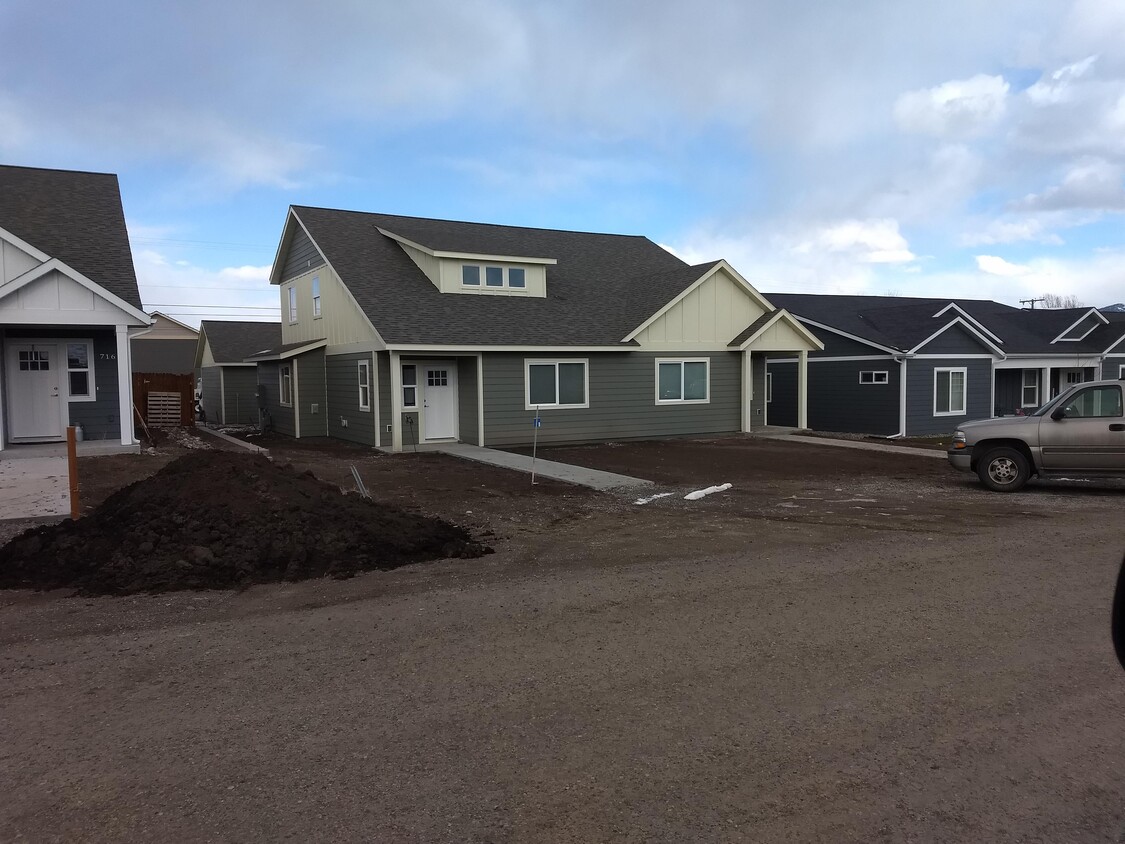 Older picture before landscaping was added. Also has privacy fence now. - 712 N 12th St