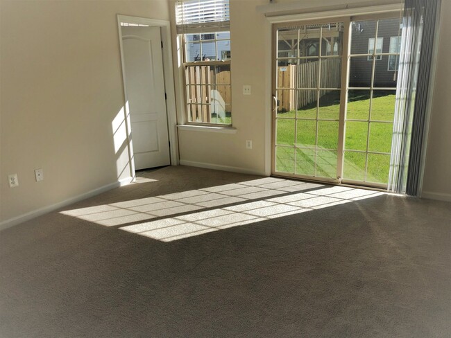 Foto del edificio - Beautiful End-Unit Townhome in New Post!