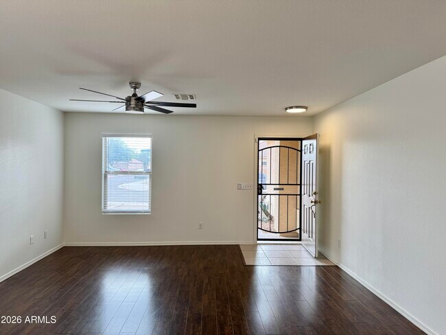 Foto del edificio - 8548 E Laguna Azul Ave