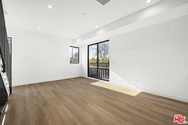 Building Photo - 3561 1/2 Beethoven St