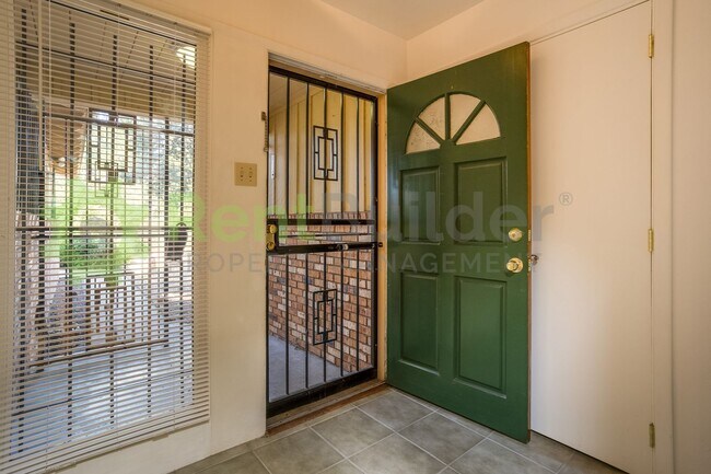 Foto del edificio - NEW UPGRADE:  REFRIGERATED AIR CONDITIONING!!