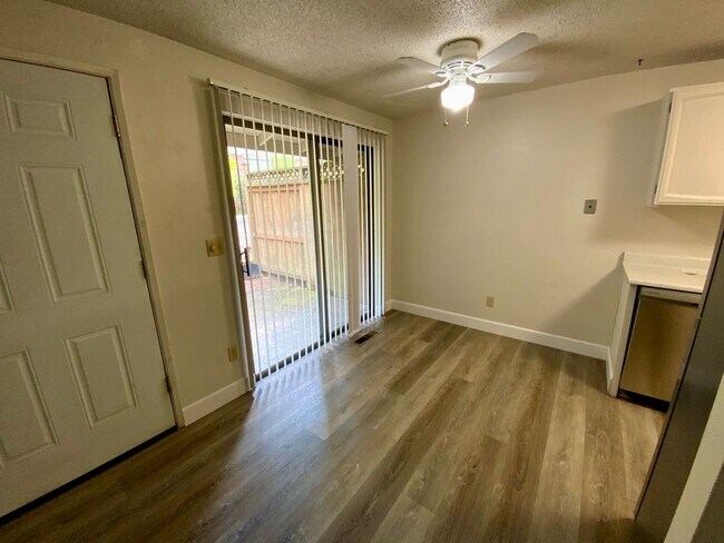 Foto del edificio - Nicely Renovated 2 Bedroom, 1 Bath Duplex ...