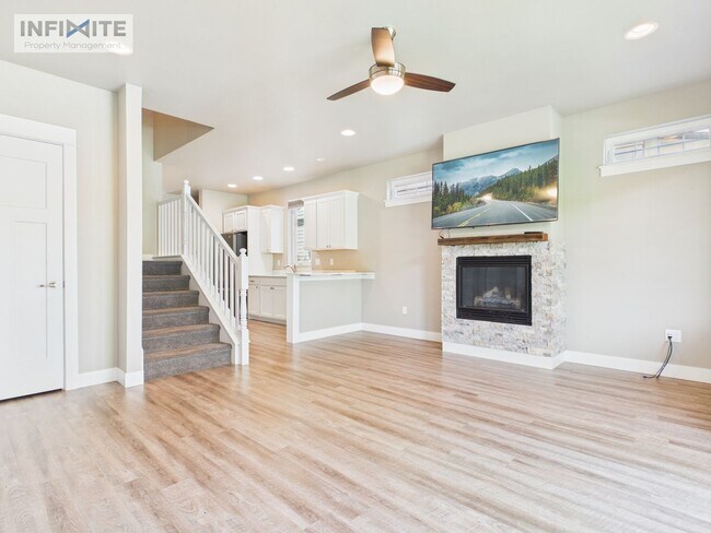 Foto del edificio - Modern 4-bedroom 3-bathroom Home