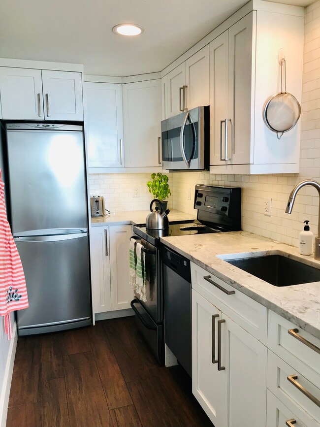 La cocina cuenta con un fregadero profundo y armarios con cierre suave. - 15 S Golfview Rd