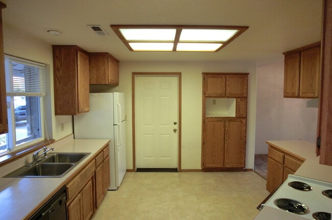 Building Photo - 108 NW Sinclair Dr
