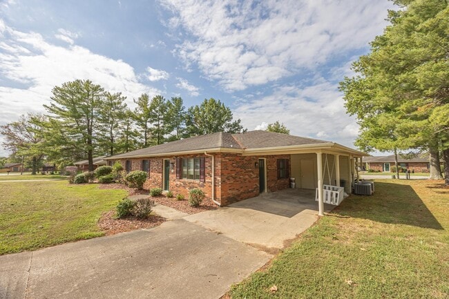 Building Photo - 547 Circle Pine Dr