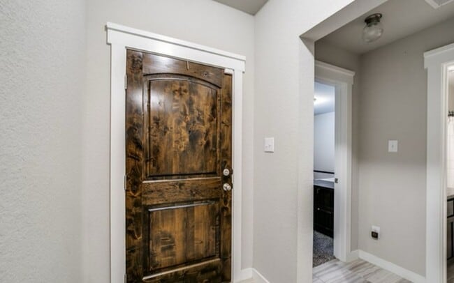 Building Photo - 318 Clorinda