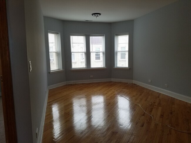 Building Photo - 5737 N Kimball Ave
