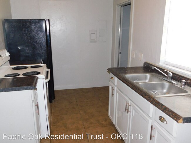 Building Photo - 3 br, 1 bath House - 2425 NE 24th St