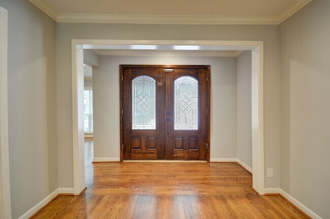 Foto del edificio - 3 BD / 2 BR Bellaire home on wooded lot!