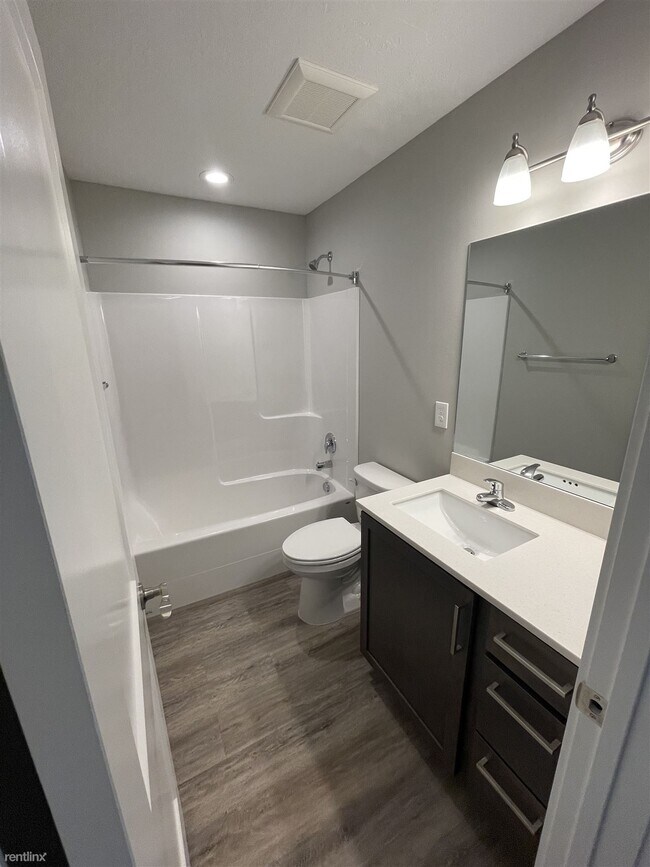 Foto del edificio - 3 br, 2 bath Duplex - 1323 North Coach Drive