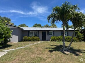 Building Photo - 709 SE Alamanda Way