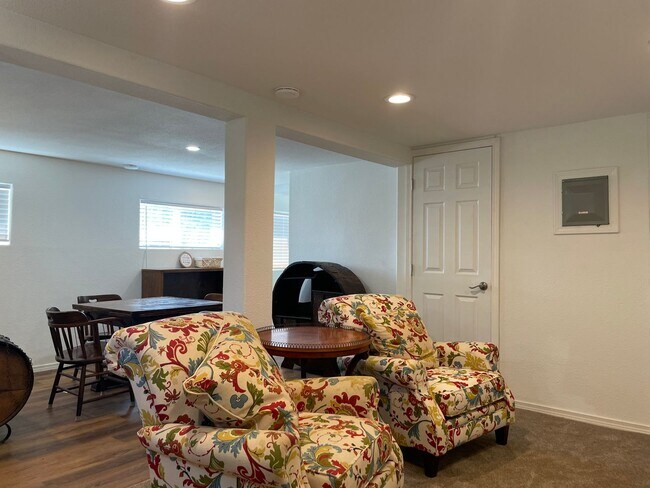 Foto del edificio - FULLY FURNISHED MONTH-MONTH RENTAL