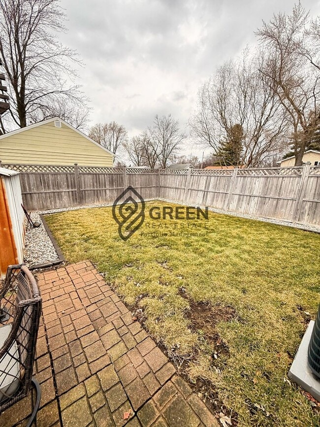 Foto del edificio - 2 bed 1 bath Single Family Home with fenced in backyard and detached garage available for rent!