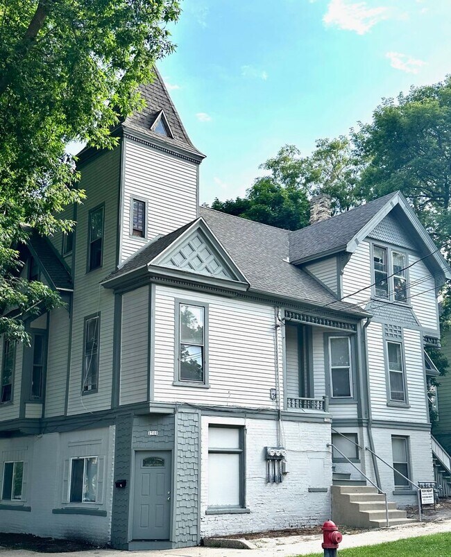 Building Photo - $1395 – 2 BR, 1 BA Upper Flat in an 1800’s Victorian Home - 1704 E Bradford