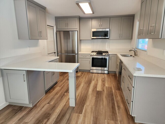 Foto del edificio - 8042 Taylor Dr