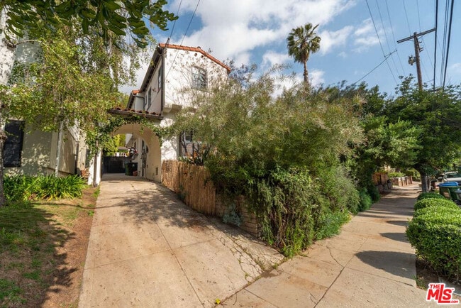 Foto del edificio - 2424 Canyon Dr