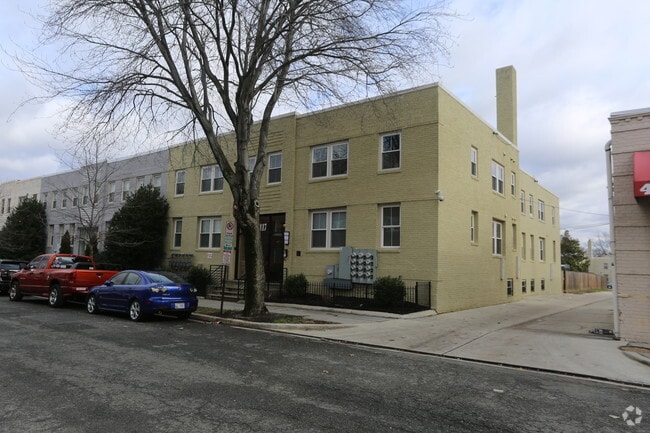 Building Photo - 417 18th St NE