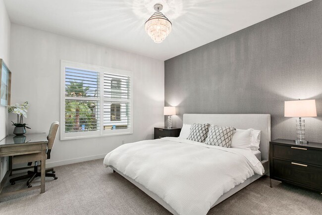 Building Photo - Amazing South Cove Townhome Near Doheny St...
