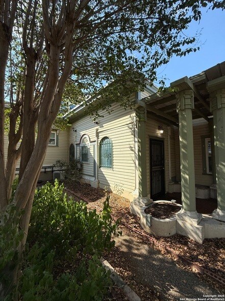 Building Photo - 437 W Magnolia Ave