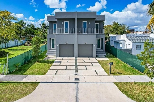 Building Photo - Luxe Bright and Modern Townhome Centrally ...