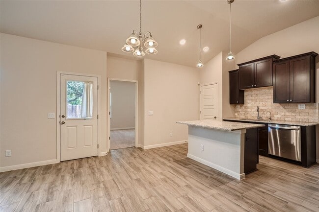 Building Photo - Move in ready!! NW San Antonio