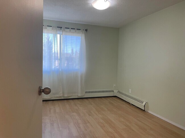 Building Photo - 2 Bed 1 Bath Unit in Olds, AB