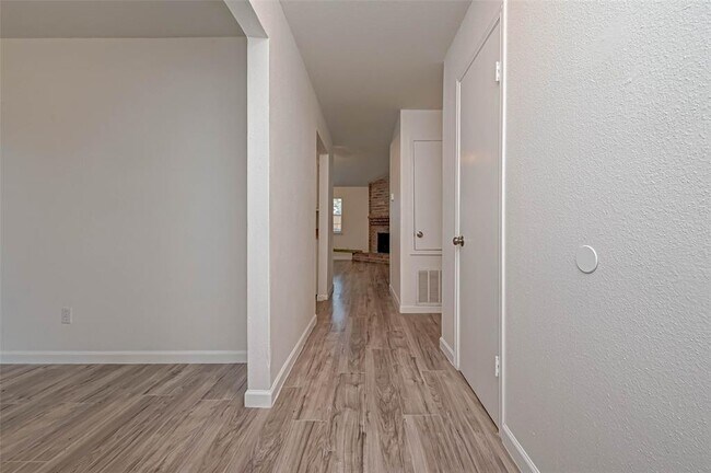 Foto del edificio - 5503 Lynngate Dr