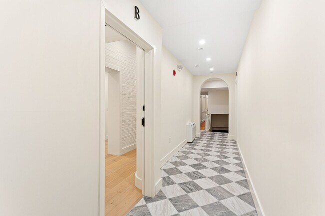 Foto del edificio - 300 Kings Hwy E