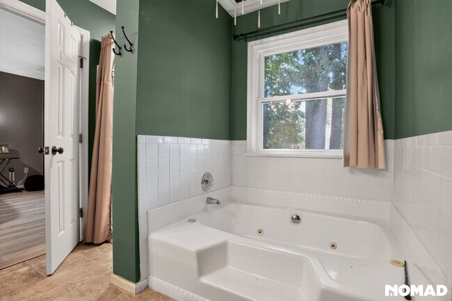Building Photo - Spacious 4BR Condo in Newport News
