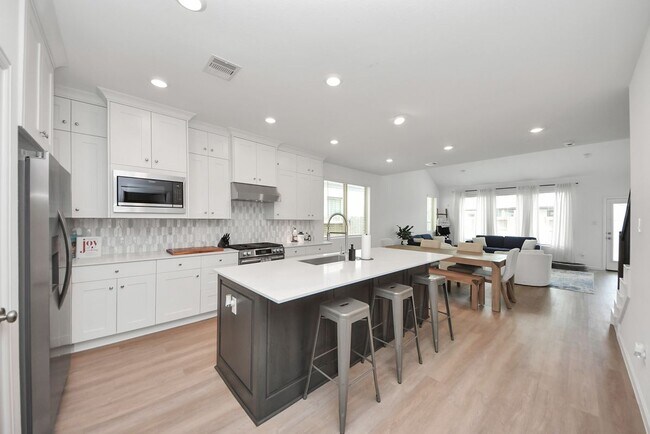 Building Photo - 4946 Sky Blf Dr