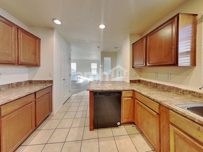 Building Photo - 3260 E Franklin Ave