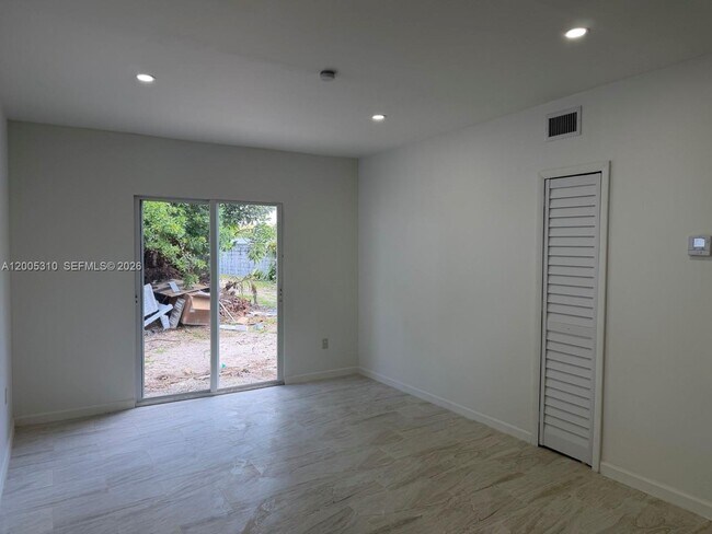 Foto del edificio - 2335 NW 68th St