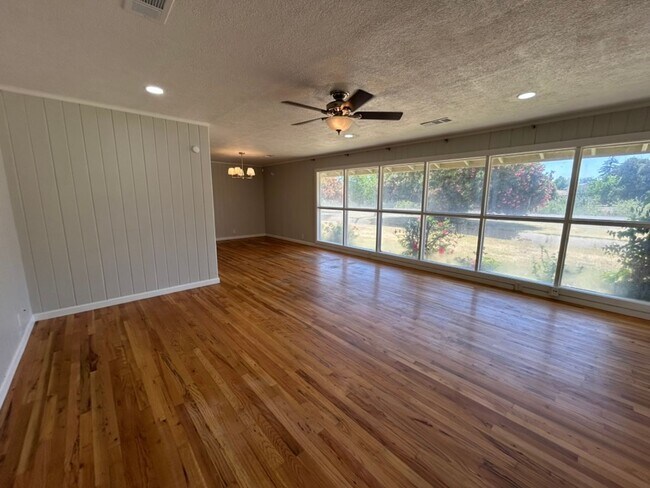 Foto del edificio - Cozy 2 Bed, 1 Bath Home Surrounded by Nature