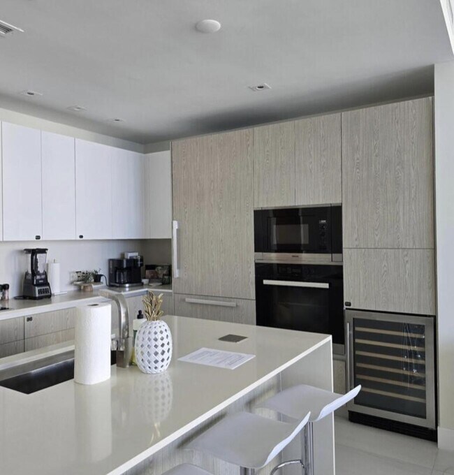 Building Photo - 3100 N Ocean Dr