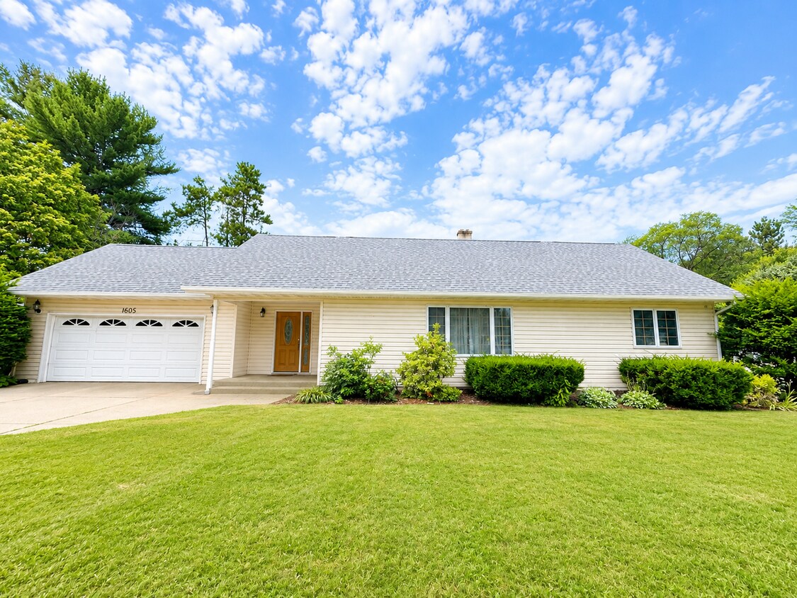 Building Photo - 1605 Golf Rd