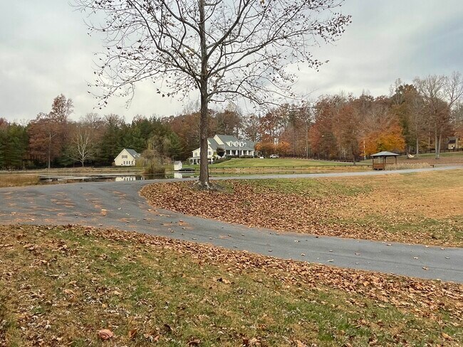 Building Photo - 528 Clarks Tract