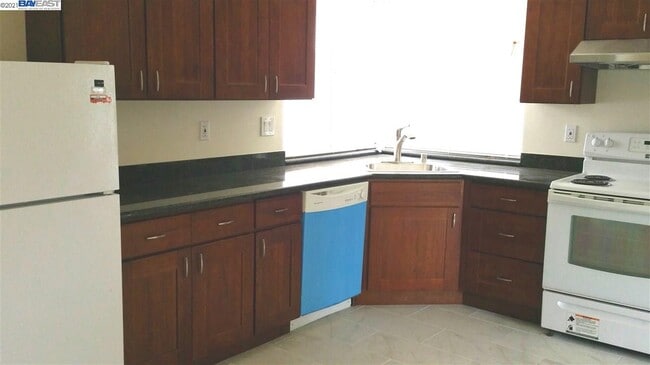 Building Photo - 564 S Fair Oaks Ave
