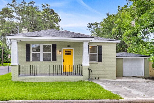 Foto del edificio - Cute all brick ranch on a large corner lot with fenced in yard and 1 car garage