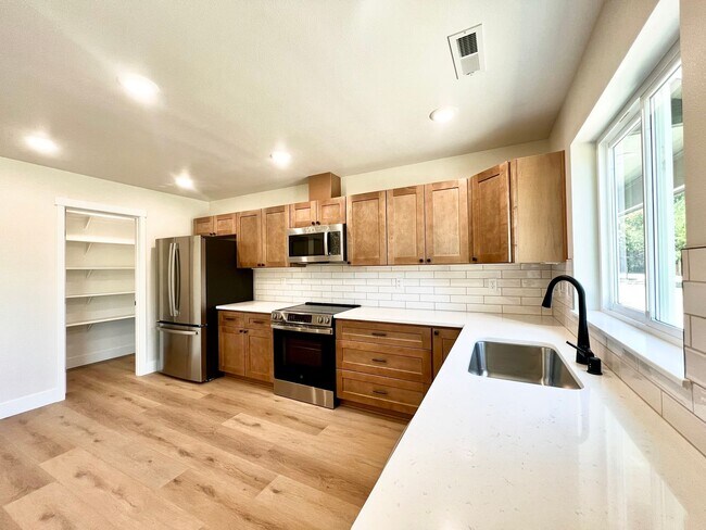 Building Photo - 605 N Rd 34