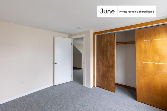 Building Photo - Private bedroom in 5 bed/2 bath Home