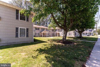 Building Photo - 802 Travers St