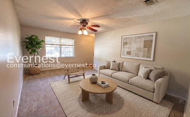Building Photo - 3 Bed, 2 Bath Home with Fenced Yard & Garage / Pet-Friendly / Available Now!