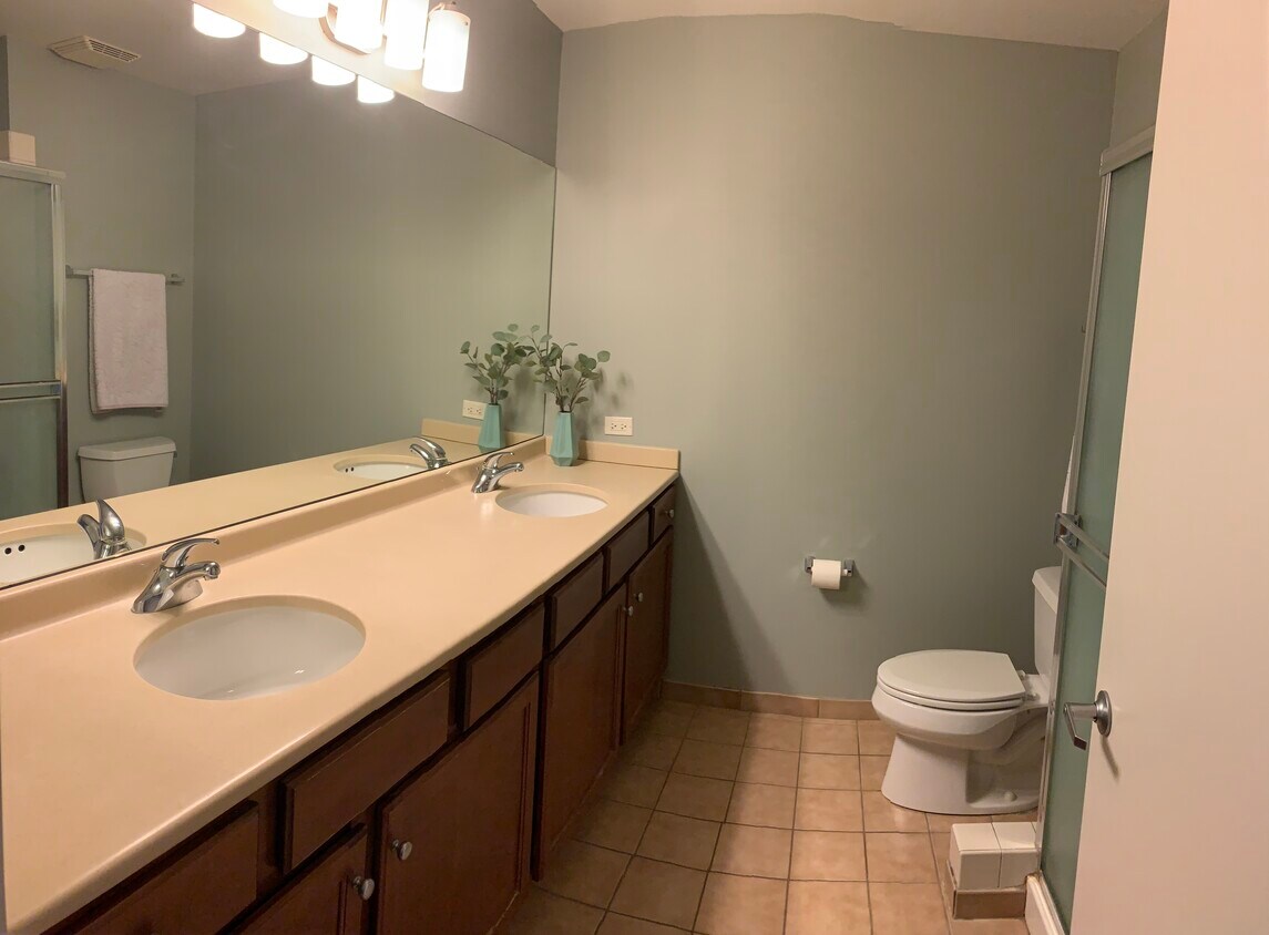 Building Photo - 6000 N Cicero Ave