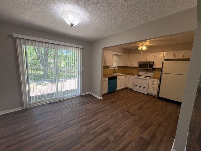 Building Photo - 3 Bedroom 2 Bathroom Available Now! Blue Springs, MO!!