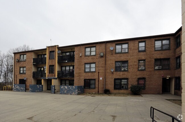 Building Photo - 601-605 46th Pl SE