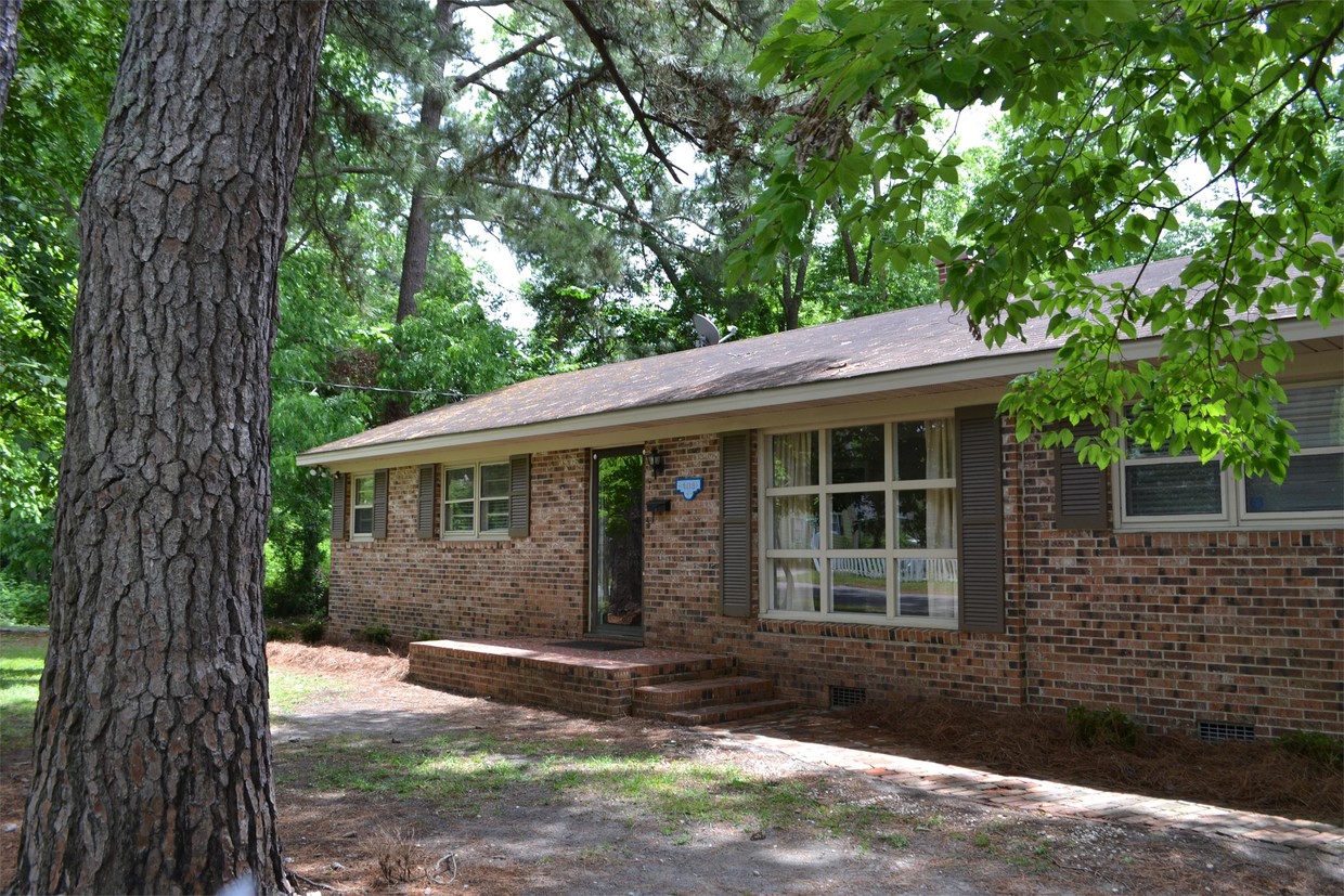 403 W Williamson St, Whiteville, NC 28472 - House for Rent in