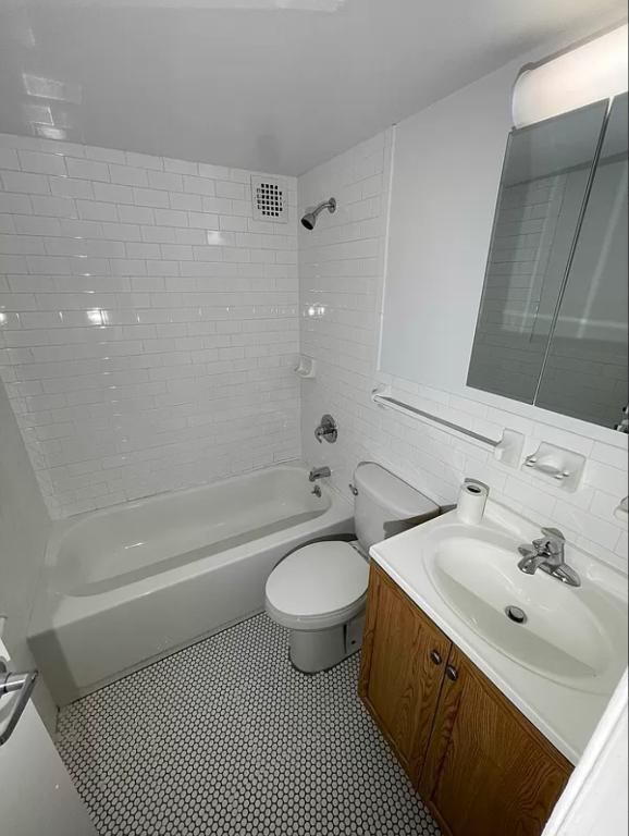 Foto del edificio - Large Convertible 2 Bed in Elevator/Doorma...